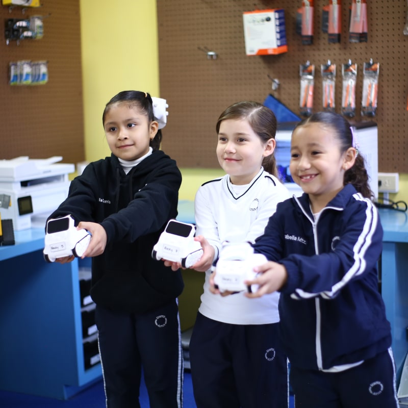 Alumnas de primaria del Instituto Cumbres Piedras Negras en el Laboratorio Steam
