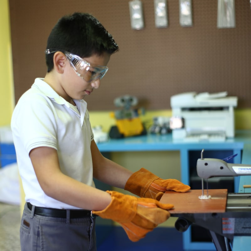 Alumno de primaria del  Instituto Cumbres Piedras Negras en el Laboratorio Steam