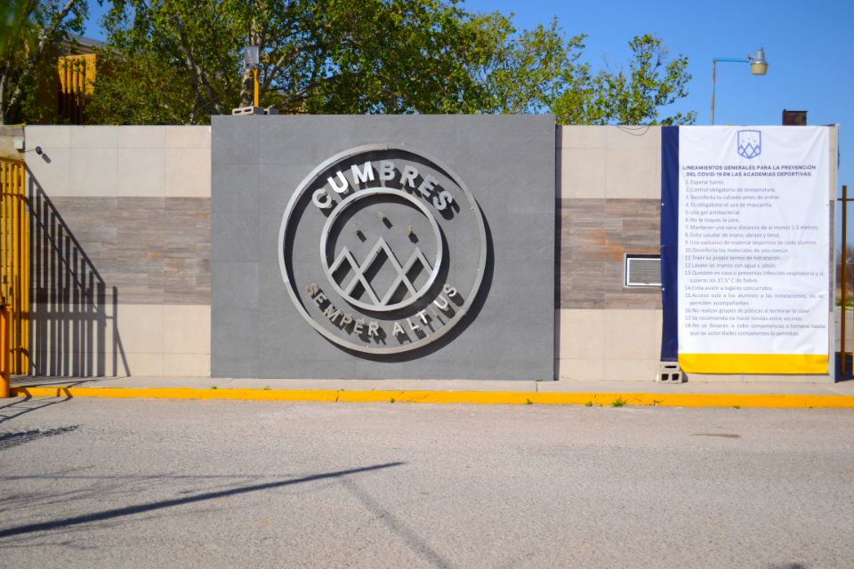 Entrada de Colegio Cumbres Piedras Negras