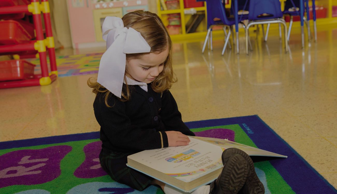  Alumna de preescolar Colegio Cumbres Piedras Negras leyendo